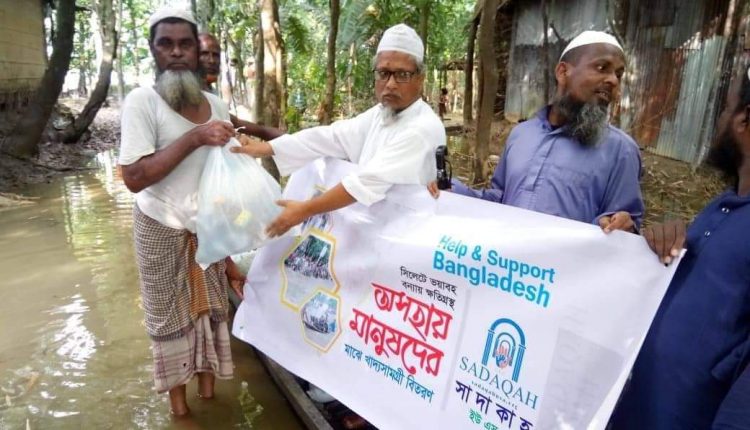 বন্যার্তদের মাঝে সাদাকাহ ইউএস এর খাদ্য সামগ্রী বিতরণ